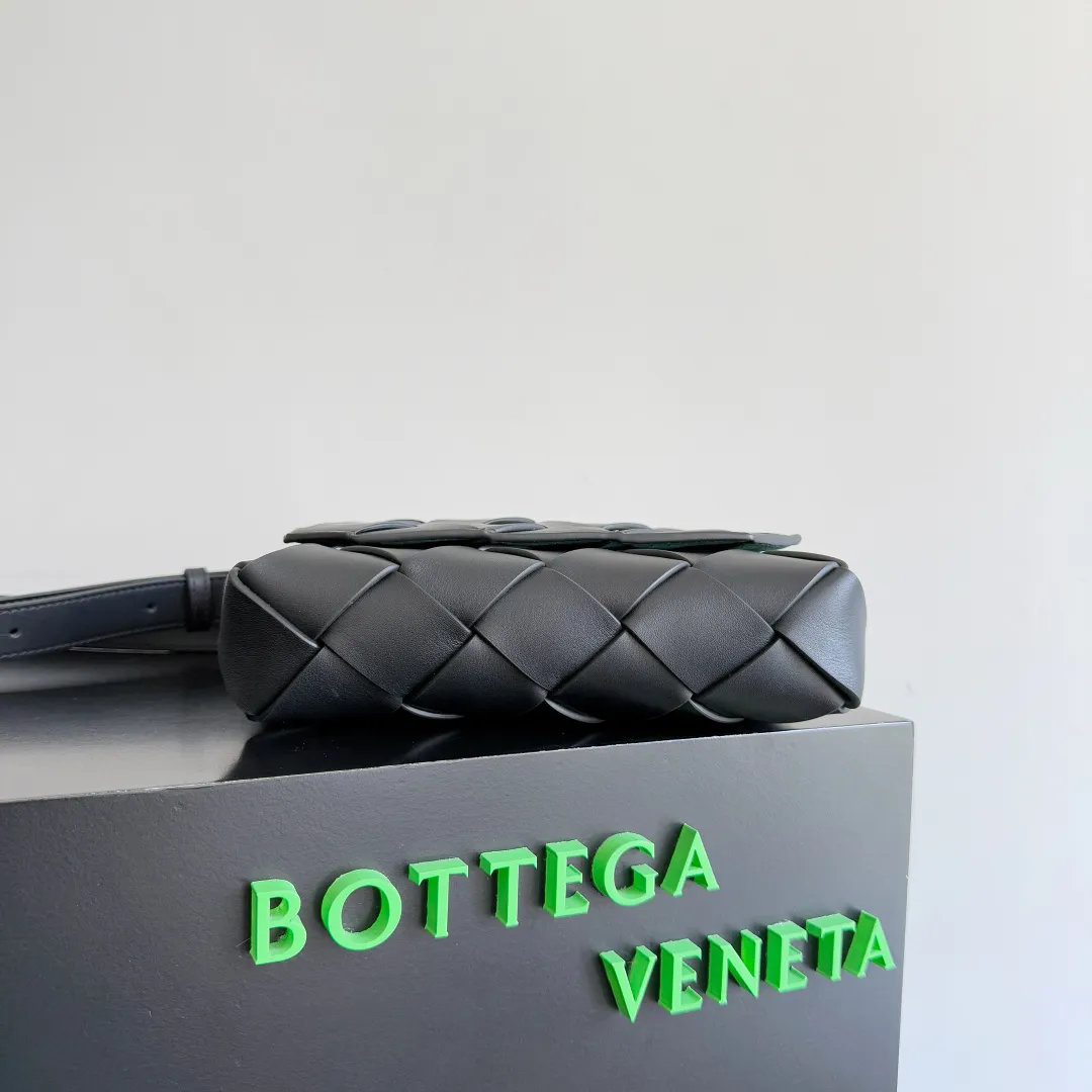Batch 1860 BOTTEGA VENETA new Diago crossbody bag The diagonally built dynamic silhouette shows unique ingenuity. As a member of the B family's early autumn series, it uses the highest quality calfskin. The entire bag is softer, thicker and heavier, and durable. It is equipped with an adjustable strap. The texture of the 3cm wide leather strap is very similar to the litchi pattern. It is slightly stiffer than the litchi pattern. It is low-key, luxurious and full of connotation. It is refreshing and comfortable to match the upper body. Hu Yitian was also successfully captured by it. Style number: 795637 Size: 22.5*16.5*5.5cm